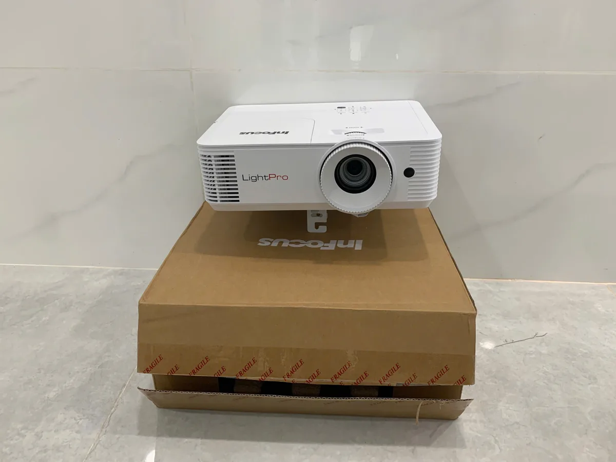 Kiểm tra máy chiếu InFocus IN0046SL trước khi lắp