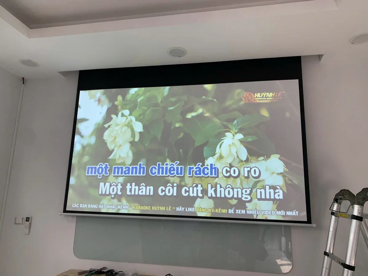 Màn chiếu điện Dalite 100 inch 16:9 sau khi hoàn thiện