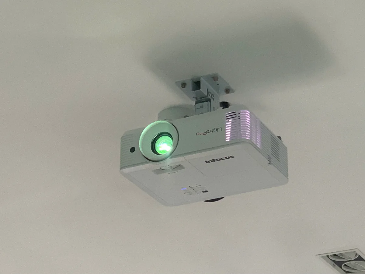 Máy chiếu InFocus IN0046SL hoàn thiện trên trần phòng họp
