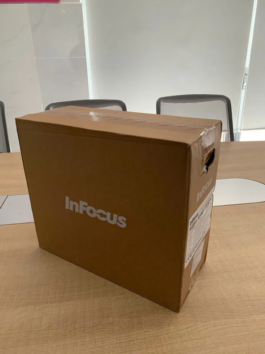 Thùng máy chiếu InFocus IN0046SL nguyên tem tại công trình