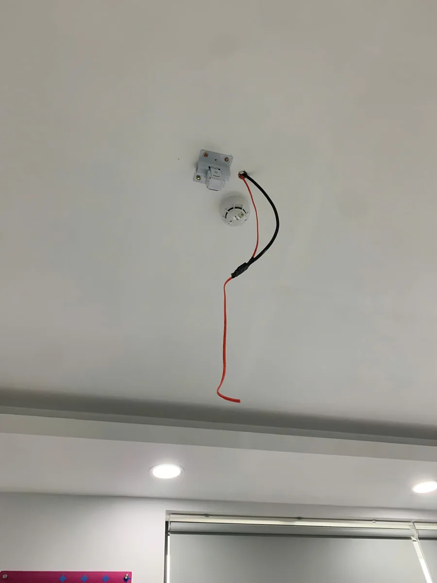 Vị trí treo máy chiếu trên trần phòng họp, đã có sẵn nguồn điện